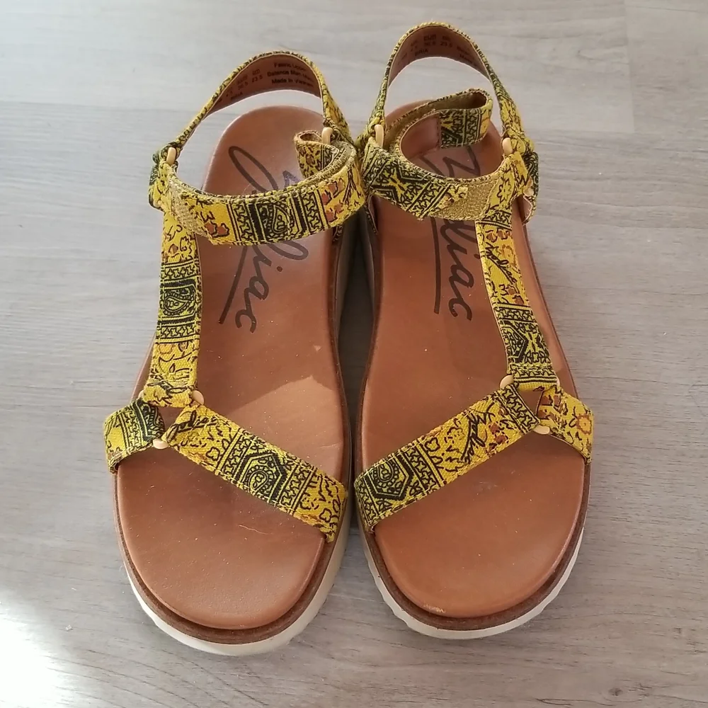 Zodiac Bria Wedge Sandal - Picture 10 of 13